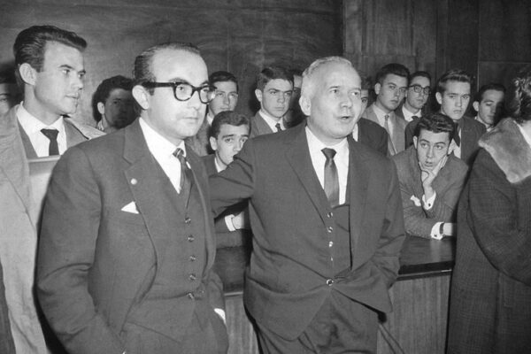 Le Dr Alfonso Caycedo à l’âge de 29 ans en compagnie du Pr Juan José Lopez-Ibor à la chaire de psychiatrie de la Faculté de Médecine de Madrid, 1960